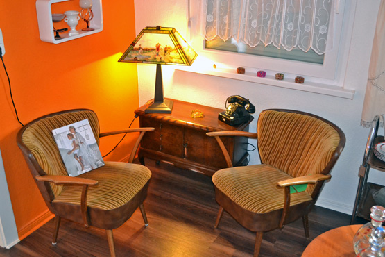 Vintage Möbel der Trend bei Polsterei Kraftschik, zwei Sessel mit Schrank und Lampe